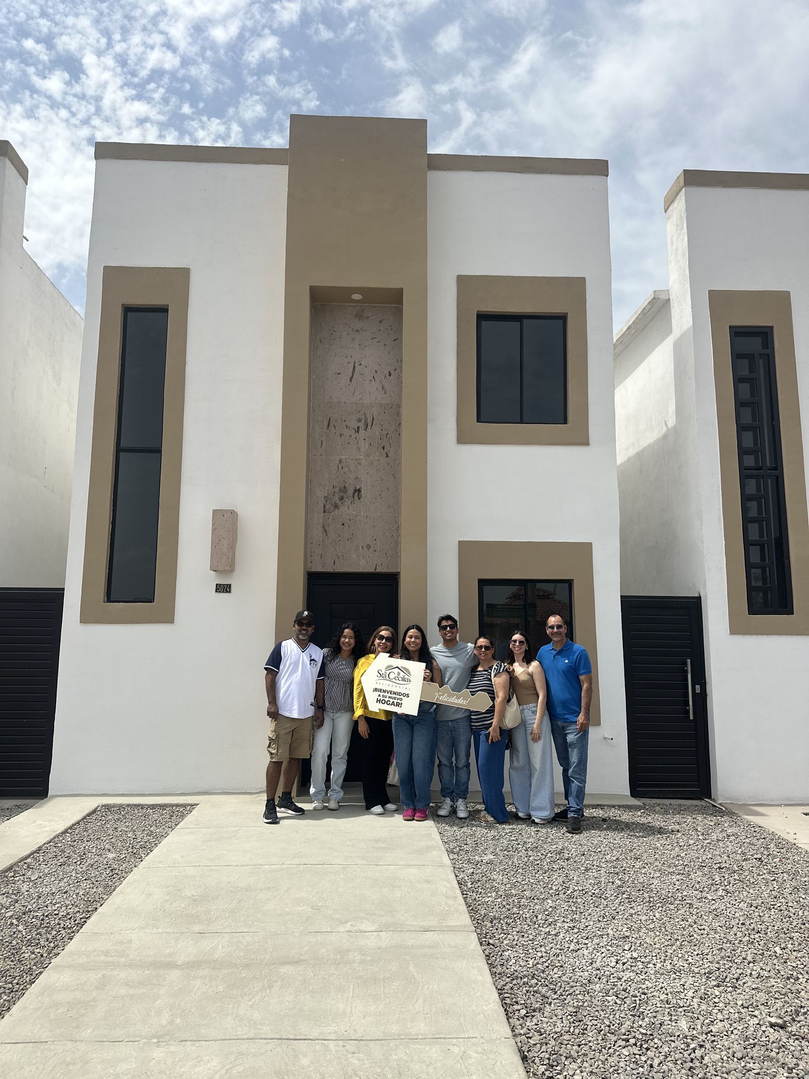 Familia recibiendo las llaves de su nuevo hogar AXICASA