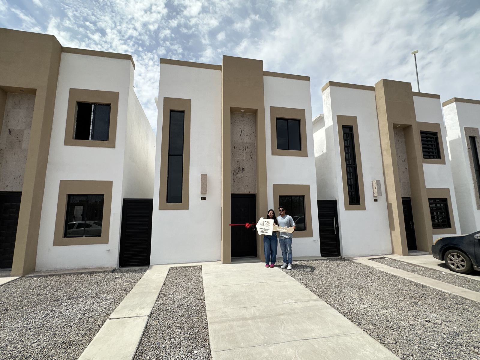 Familia AXICASA en la entrega de su vivienda