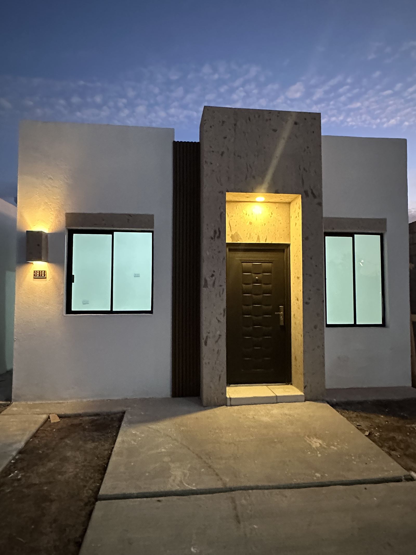 Fachada de vivienda AXICASA de noche